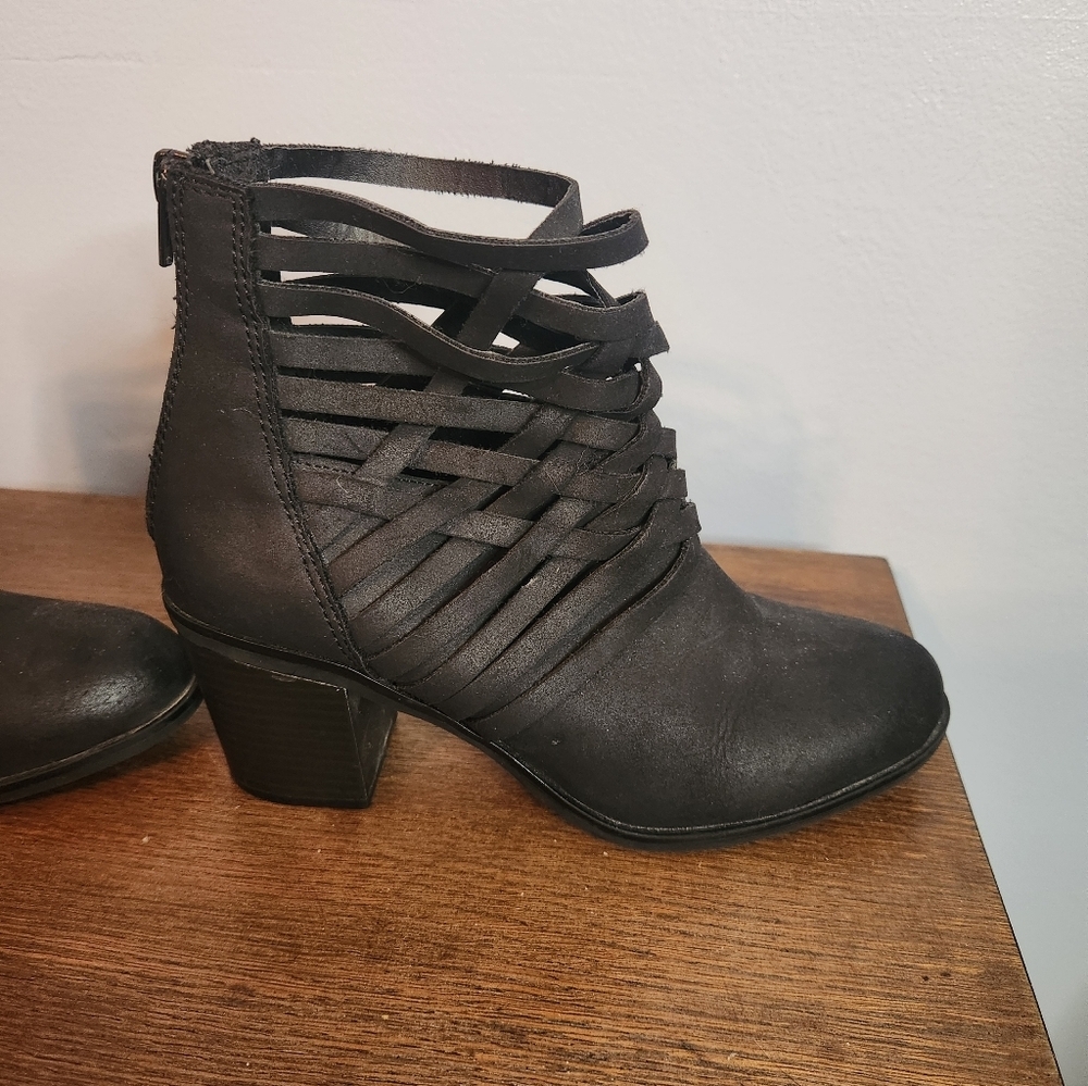 Women's Black Ankle Boots Arizona Jean Heels Size 7M. 2.5 Heel Height - Picture 2 of 9